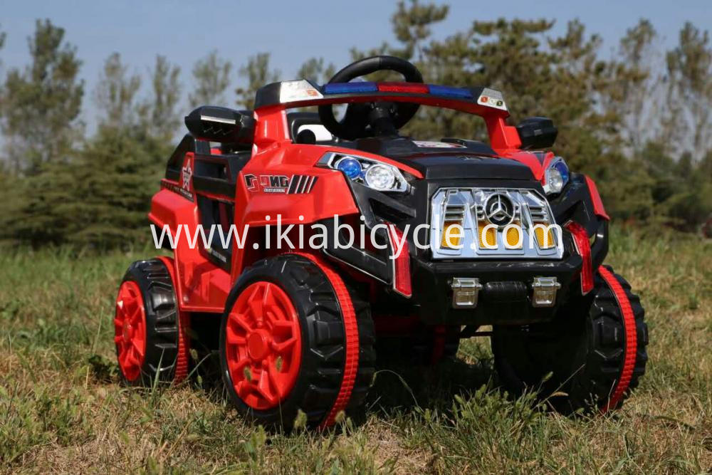 Kid li ser otomobîlê bi kontrola dûr ve rêve dibe
